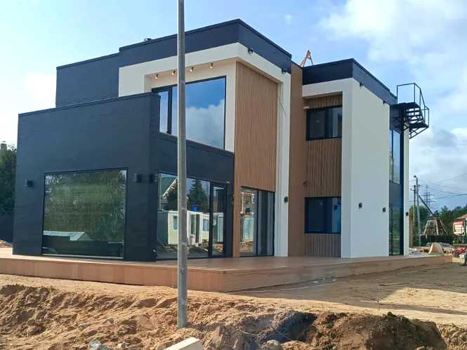 Реечная стена загородного дома